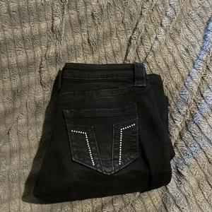 Svarta snygga jeans - Nytt skick! Säljer pgd av att jag ångrade köpet tyckte dom inte passa mig så bra. 
