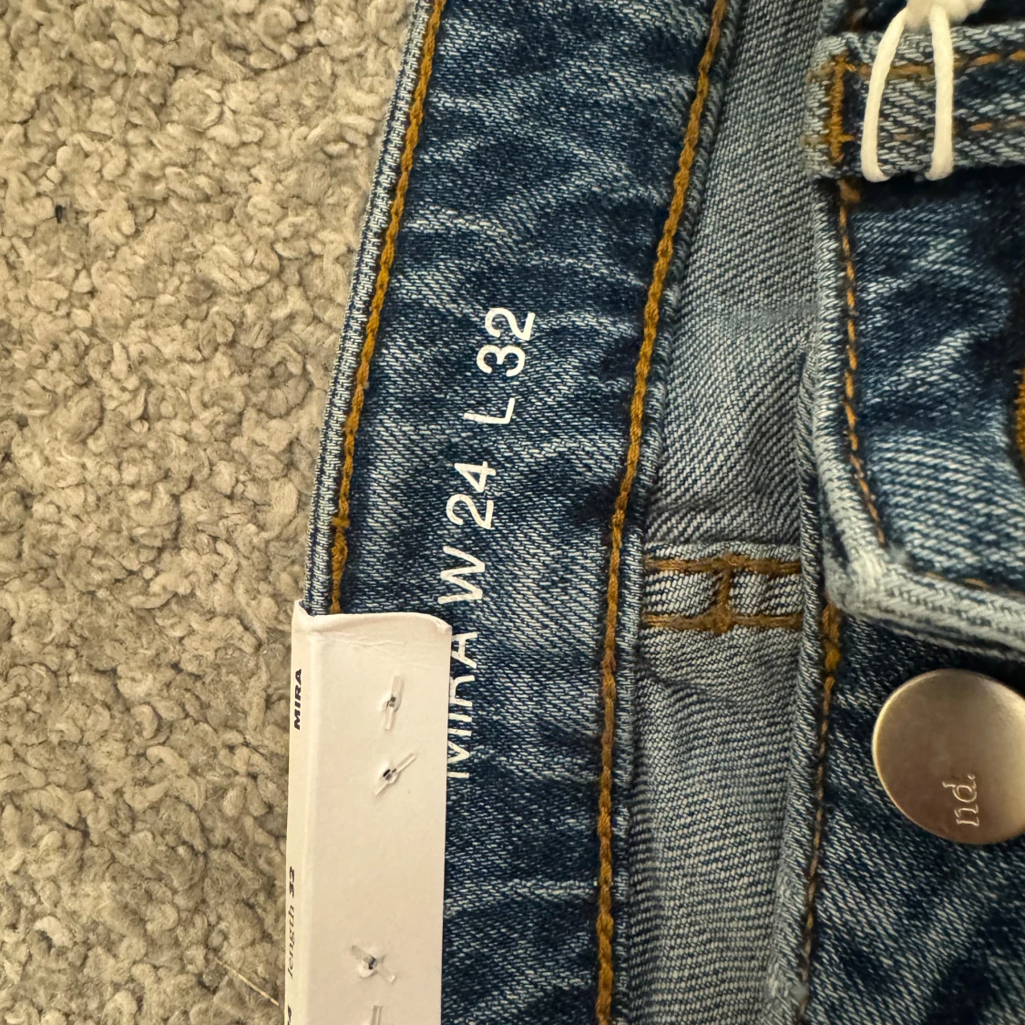 blåa lågmidjade utsvängda jeans (bikbok)  - 3