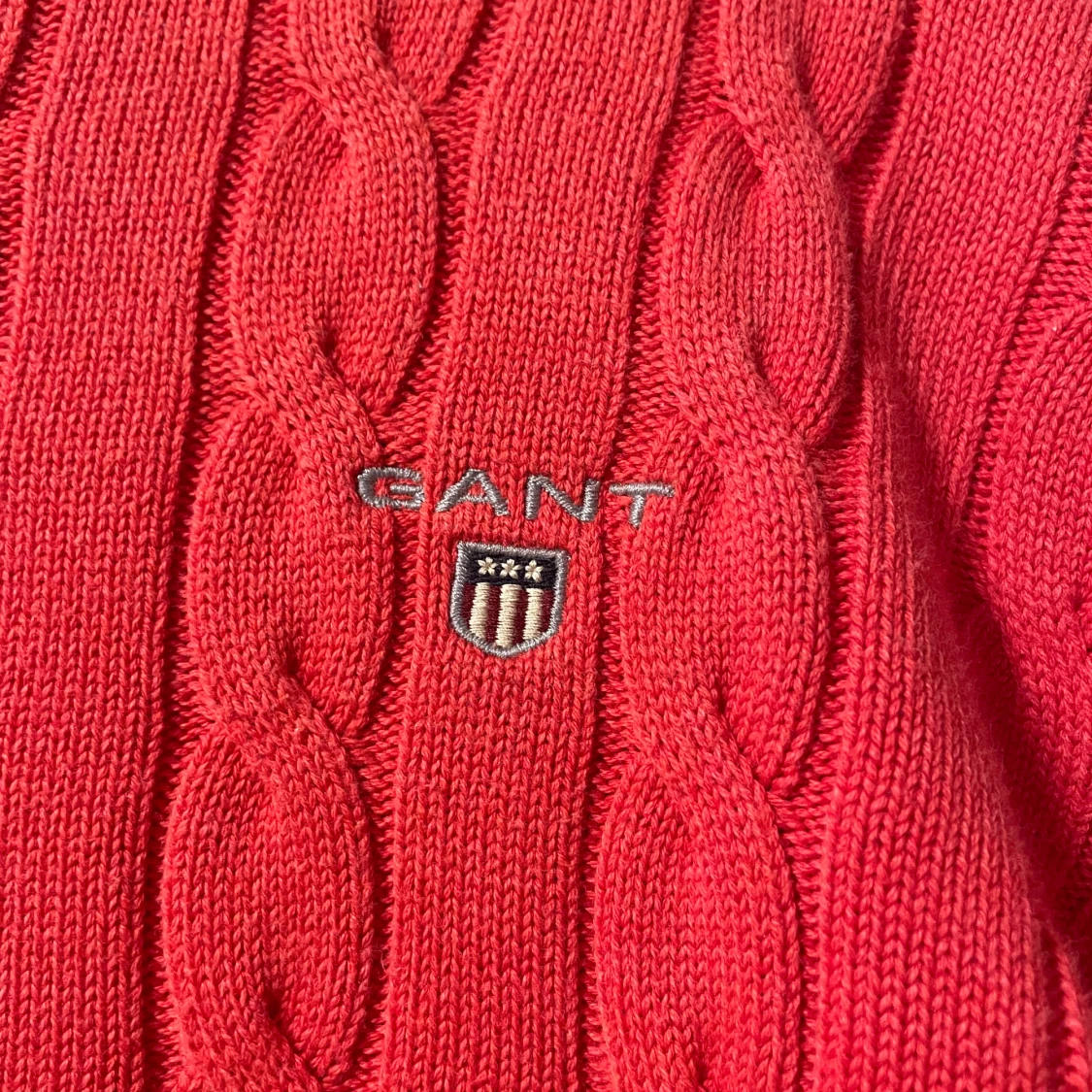 En snygg Röd kabelstickad tröja från GANT - 2