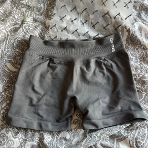 Dfyne Shorts - Shorts från Dfyne i modellen impact. Helt nya och oanvända. Kolla gärna in mina andra annonser, vill du köpa flera varor så kan vi komma överens om ett paketpris!