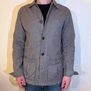 Rutig overshirt från John Henric - Rutig overshirt från John Henric. Skick - Mycket bra. Mitt pris - 699kr. Nypris - 1200kr.