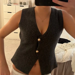 Mörkgrå topp  - Säljer min fina ärmlösa topp från Zara 