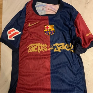FC Barcelona Raphinha 11 matchtröja Nike - En tröja jag fått, oanvänd. Förra säsongens ”special kit” från laliga.