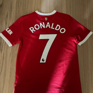 Ronaldo fotbollströja  - En Manchester United Ronaldo fotbollströja tröjan är köpt från Uniteds hemsida passar storlek S
