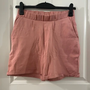 Rosa shorts från 157, storlek S - Snygga rosa shorts från 157 med elastisk midja och avslappnad passform. De har uppvikta benslut och är tillverkade i mjuk bomull, perfekta för varma dagar. Enkla att matcha och superbekväma för sommaren.