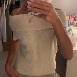 Stickad off shoulder - säljer denna topp från hm! Använd enbart en gång, inga defekter. Nyskick! nypris 239