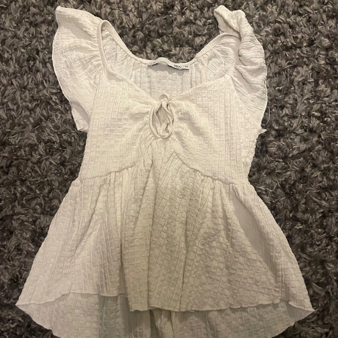 Vit volangblus med knyt från 157