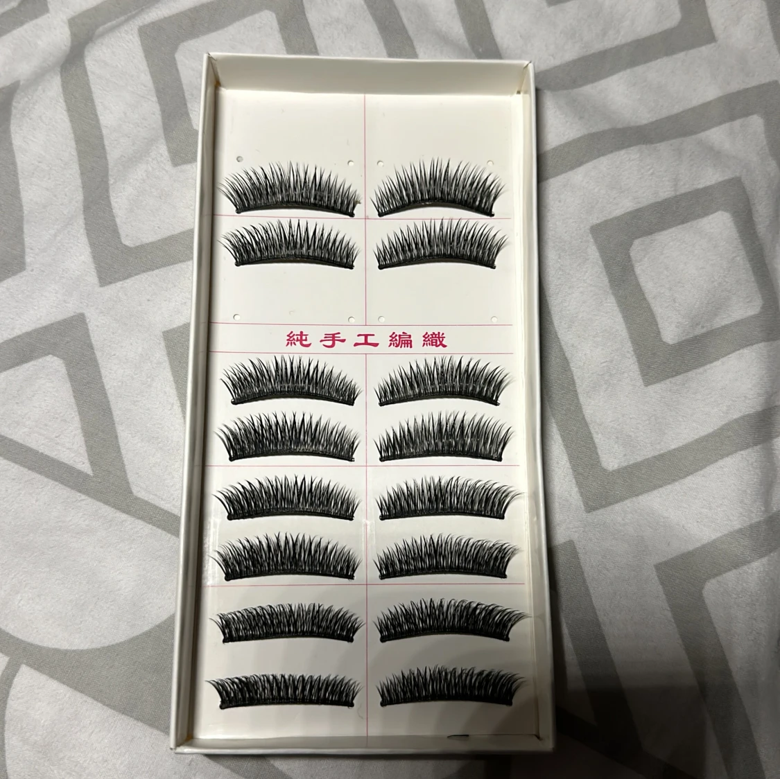 Svarta lösögonfransar i set