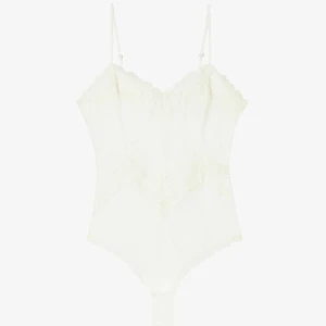 Intimissimi body med spets - Vit Intimissimi body med spets. Använd en gång så i nyskick. Jättefin men kommer tyvärr inte till användning. 