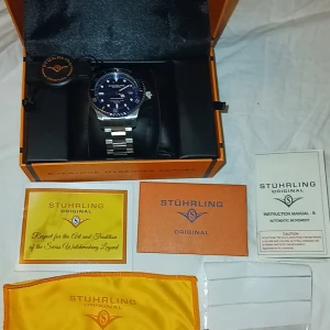 Stührling Original  - Hej! Säljer min väldigt fina Stührling klocka som är i helt nytt skick. Fick den för ett tag sen som present och aldrig användt då jag ej har några intressen för klockor.   Klockans färg är väldigt unikt lite mörk blå och lite ljust, fin färg för dig som kan matcha den med allt.  Klockan har extra känner till dig som vill ändra storlek. Allt som finns i bilderna (papprerna) osv följer med klockan.   Mitt pris på denna varan ligger på 3000kr och finns alltid någon rum att diskutera om priser vid 