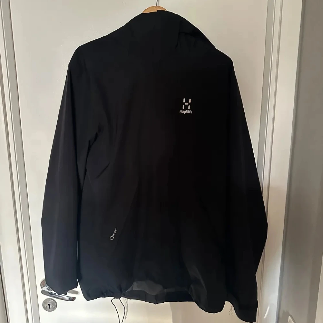 Svart vindjacka från Haglöfs med huva