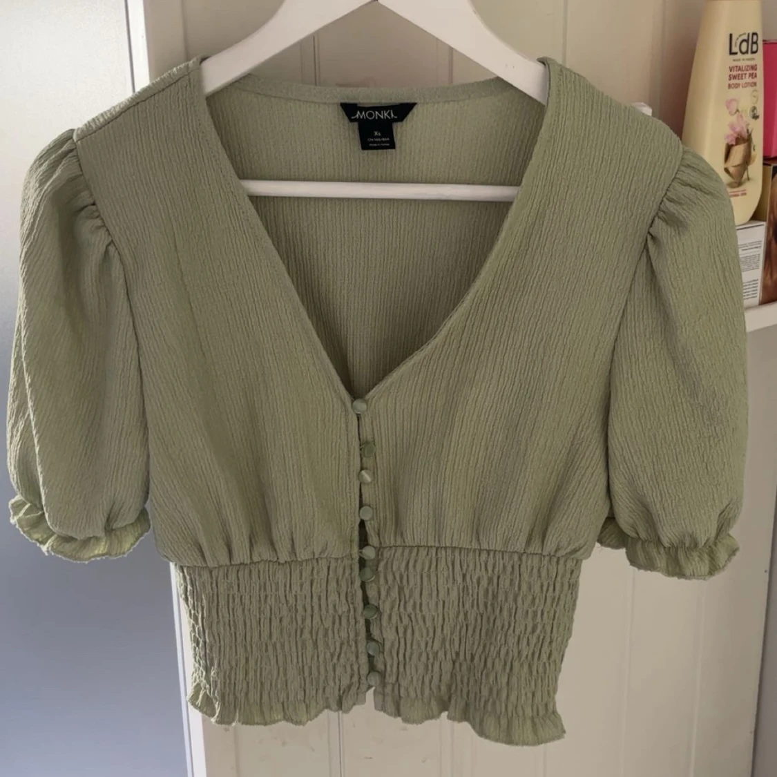 Ljusgrön croppad blus från Monki - 2