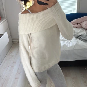 Offshoulder stickad tröja Gina Tricot - Supermysig offshoulder stickad tröja från Gina Tricot i krämvit färg. Tröjan har bred ribbad kant upptill och långa ärmar. Perfekt för lager-på-lager och chill höst- och vinterstil. Priset kan diskuteras!