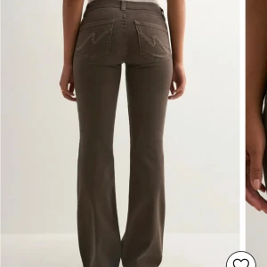 Bruna bootcut jeans med detaljer - Snygga bruna bootcut jeans med låg midja. Säljer pga för små. Men fråga om fler bilder så skickar jag!❤️Inte använda!