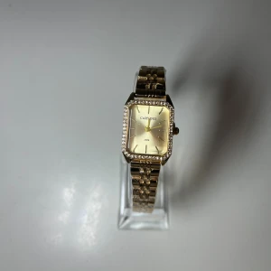 Dam klocka - Säljer denna riktigt snygga dam klockan som jag fick i födelsedagspresent som är HELT OANVÄND. säljer den då jag redan har en. Säljs för 499 kr på vinted. Pris kan diskuteras ✅