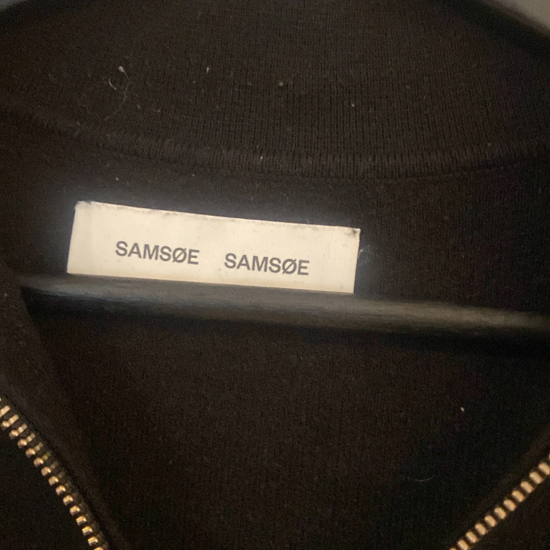 Svart kofta med dragkedja från Samsøe - 3