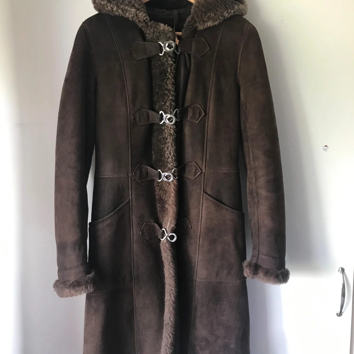 Brun lång pälsjacka med huva