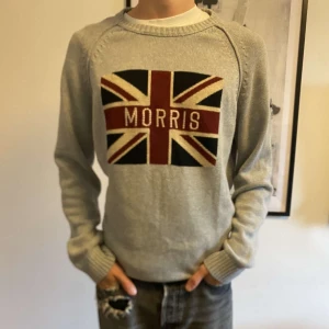 Grå stickad tröja från Morris - Grå stickad tröja från Morris|| Storlek XL men passar M/L och modellen är 182cm lång och väger 70kg|| Mycket bra skick|| Hör av dig vid minsta fundering