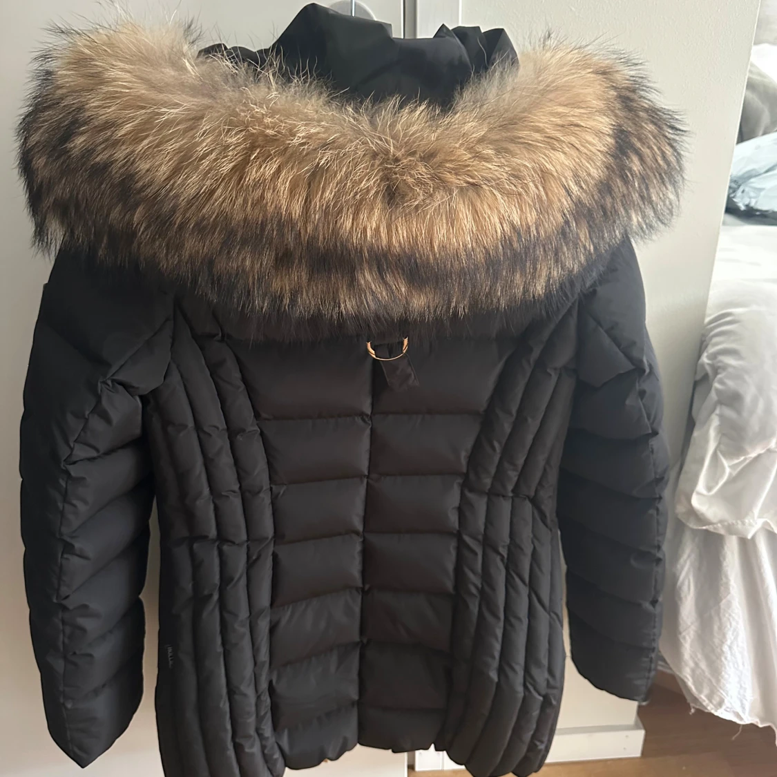 Svart pufferjacka Hollies med äktapäls - 1