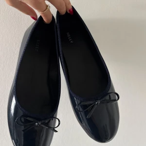 Söta Ballerinaskor - Säljer dessa söta ballerina skor som är helt nya. Skorna är i storlek 39❣️