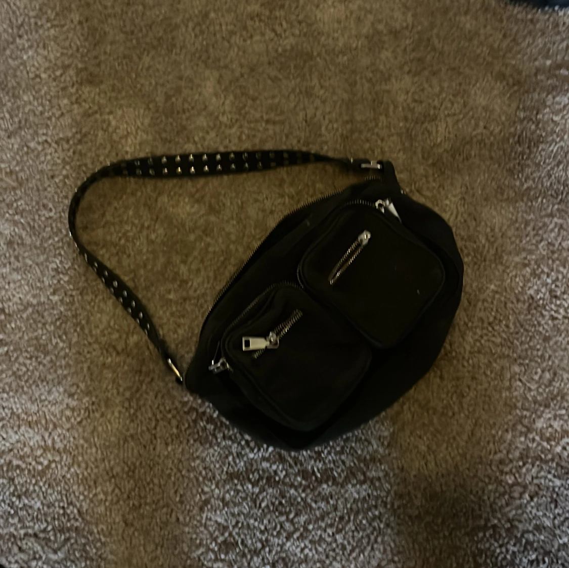 Svart axelväska med nitar och dragkedjor