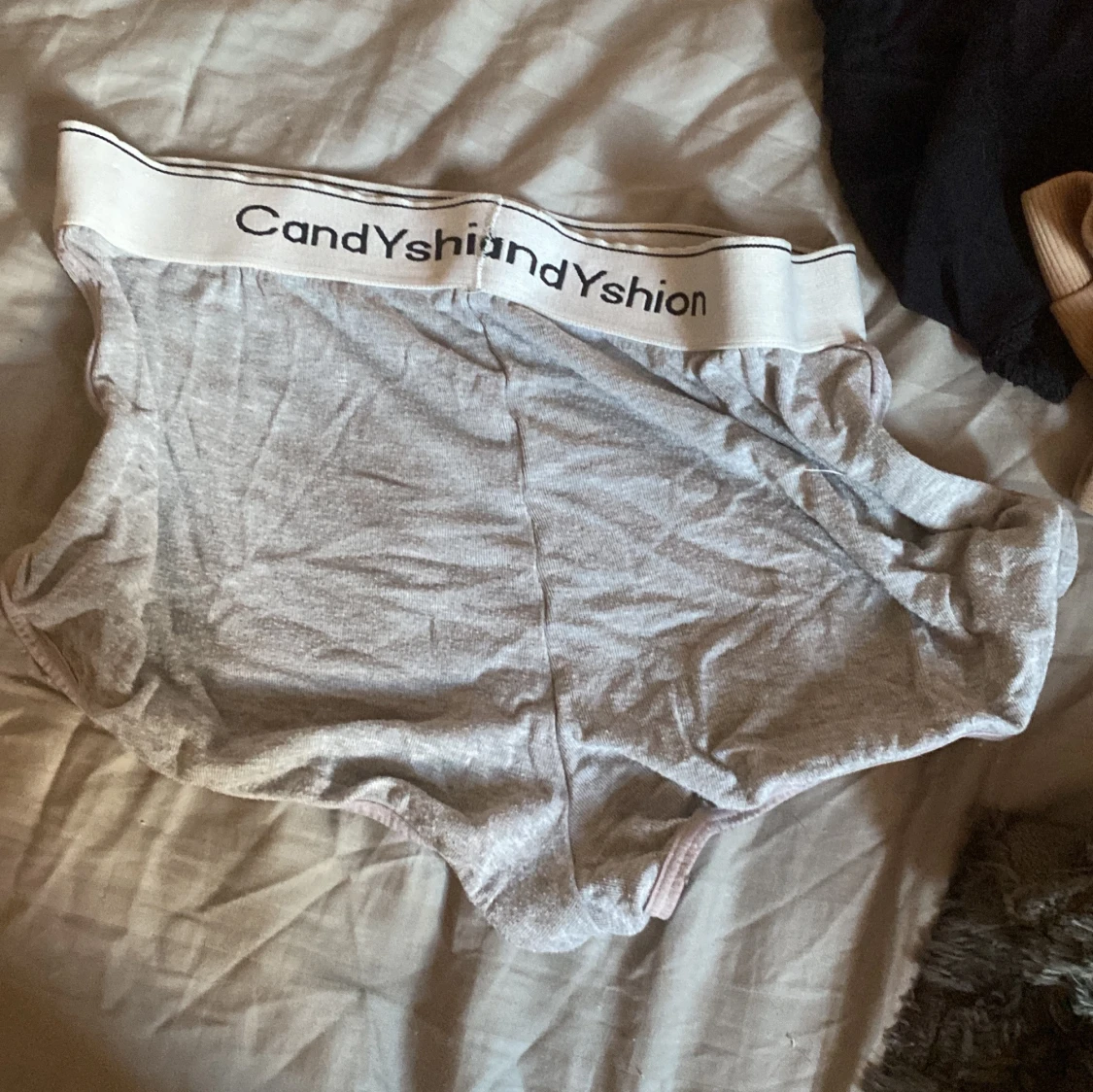 Grå shorts från Candyshion med resår - 1