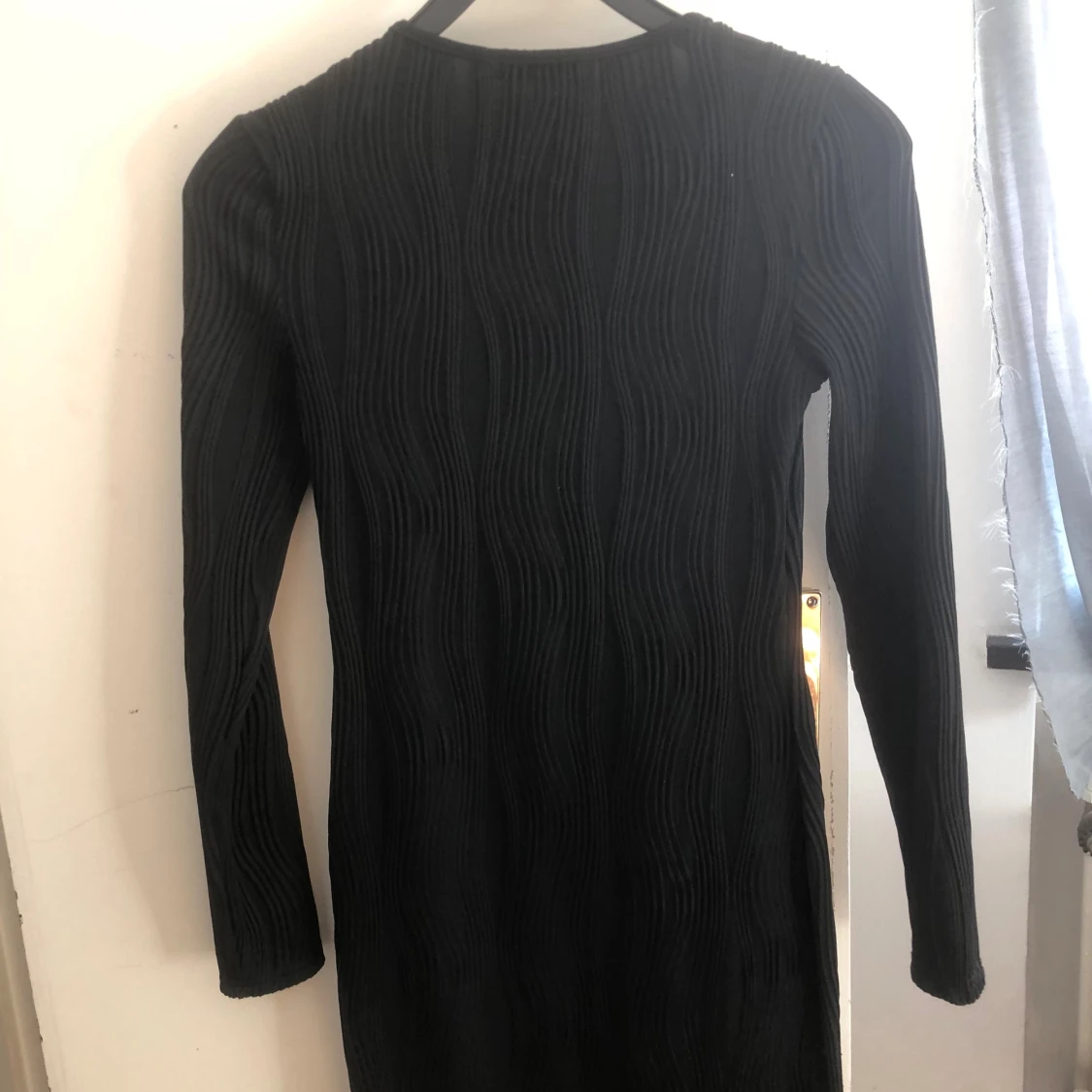Svart ribbad långärmad klänning - 1