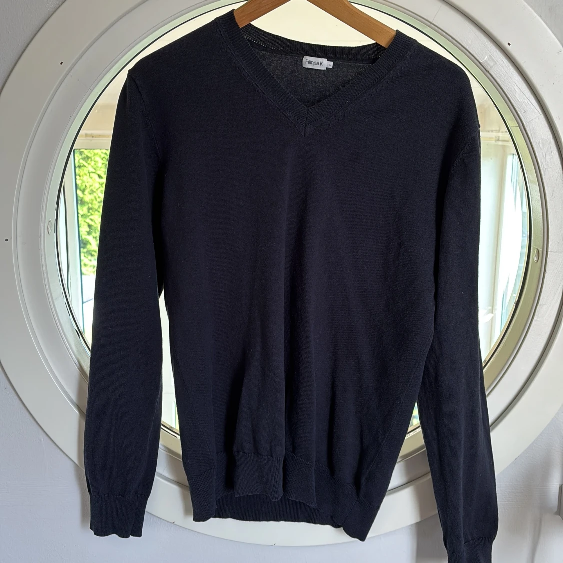 Marinblå  v-ringad tröja Filippa K - 1