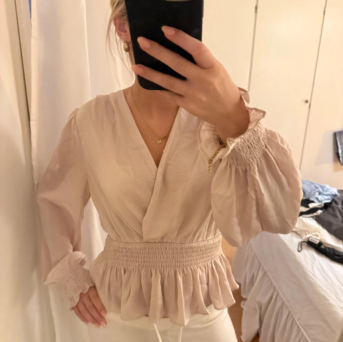 Beige/champange omlottblus från Dahrlinq