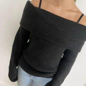 Off shoulder tröja  - En jättefin svart stickad Off shoulder tröja ifrån HM❤️