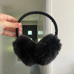 Svarta fluffiga öronvärmare diadem - Svarta öronvärmare med fluffig pälsimitation och ett mjukt diadem. Aldrig använt de har bara legat i garderoben🫣Jättesöta men passar tyvärr inte i dem så säljer🥰