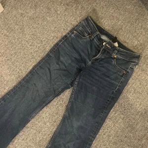 Mörkblå bootcut jeans  - Säljer ett par mörkblå bootcut jeans från HM, superfina men kommer tyvärr inte till användning. Skriv privat för frågor :) 