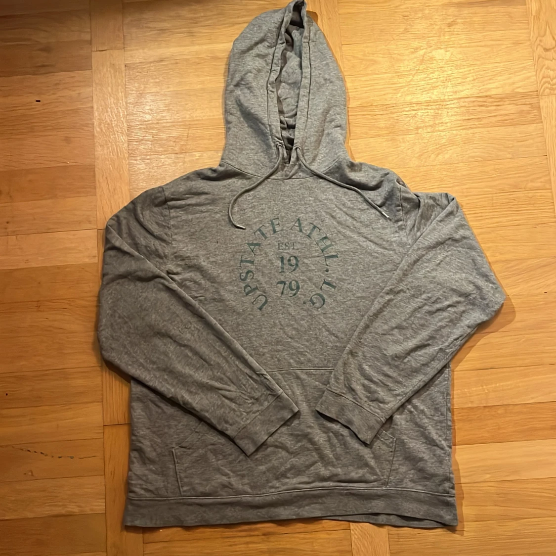 Grå hoodie med tryck Upstate Athl. L