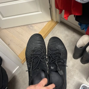 Nike Tiempo svarta fotbollsskor - Svarta Nike tiempo elite. Endast använda enstaka träningar. Tvättar de såklart rena innan försäljning. Kostar 2900 nypris. Mitt pris går att diskutera. 