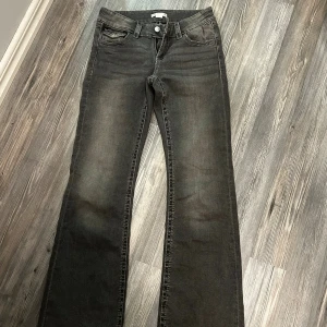 Grå jeans med broderade bakfickor Gina Tricot - Snygga grå flare jeans från Gina Tricot, coola broderade detaljer på bakfickorna. Klassisk femficksmodell med knapp och dragkedja framtill. Knappast använda och i bra skicka! Säljer pga att dom är för korta för mig som är 166 cm. Orginal pris är 399