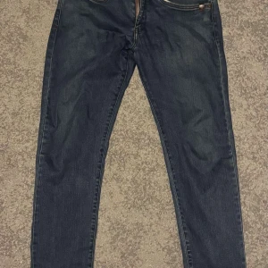 Blå jeans från Sand - Snygga blå jeans från Sand med små slitage stil. Använd men fortfarande i bra skick. Dragkedjan är minimalt skadad men knappast märkbart. Pris kan diskuteras i snabb affär.