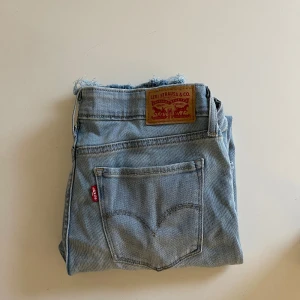 711 Levis jeans  - Säljer ett par nästintill oanvända ljusblåa 711 skinny jeans från Levis.🤍Dom är i storlek 28, och var lite för långa för mig så de är avklippta nertill. Supersnygga och så fina i färgen. 
