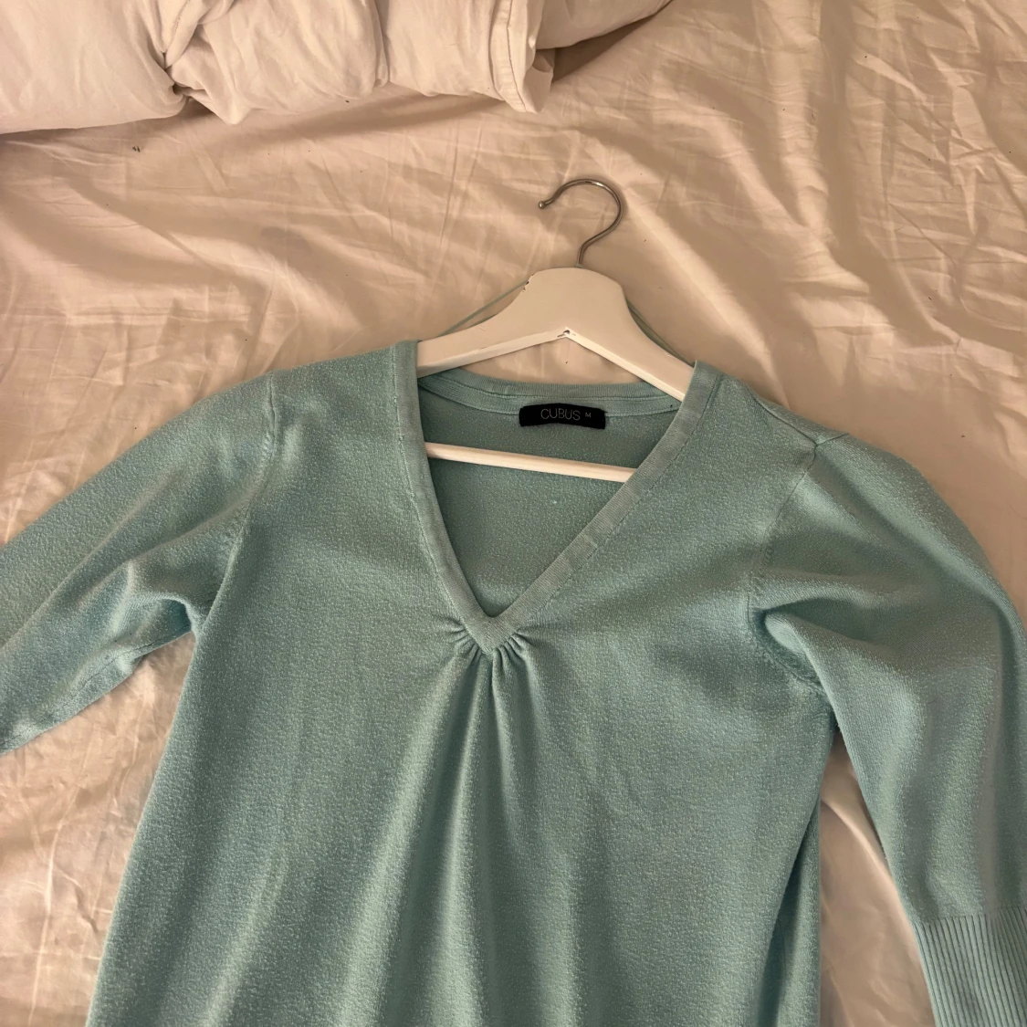 Ljusblå v-ringad tröja från Cubus