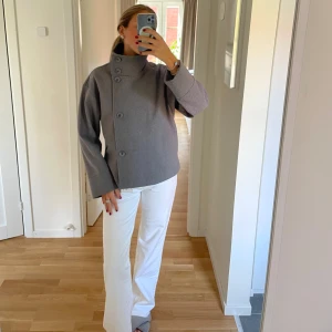 Kort kappa🤍 - Säljer en såå fin kort kappa från Ginatricot! Tyvärr har den inte använts som den förtjänar, skulle gissa att jag kanske har använt den 5-6 ggr så i fint skick! Strl S, alternativt M. Osäker men dubbelkollar självklart vid intresse.🫶🏼