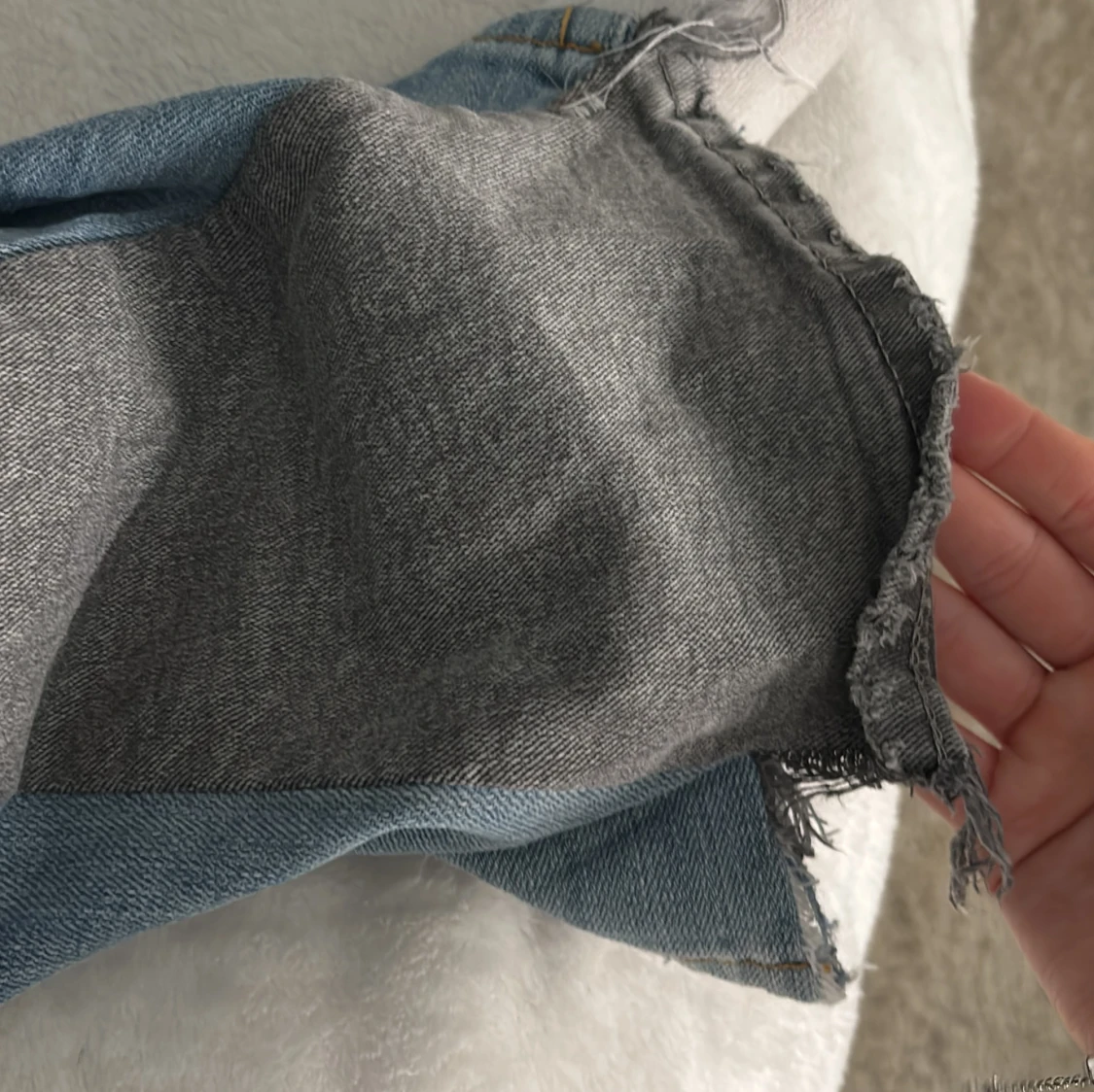 Ljusblå jeans med hål från American Eagle - 3