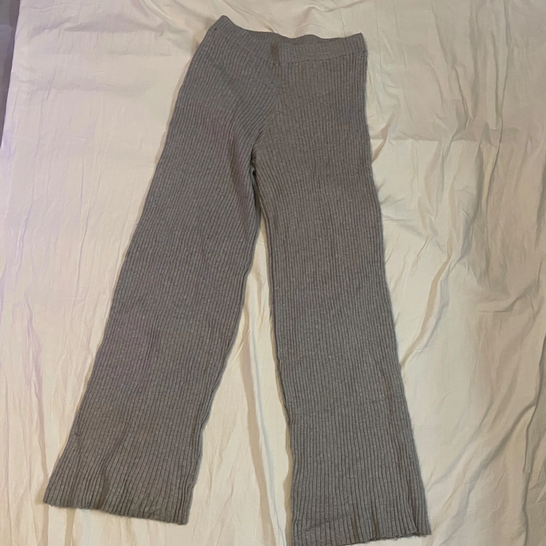 Grå ribbade stickade byxor