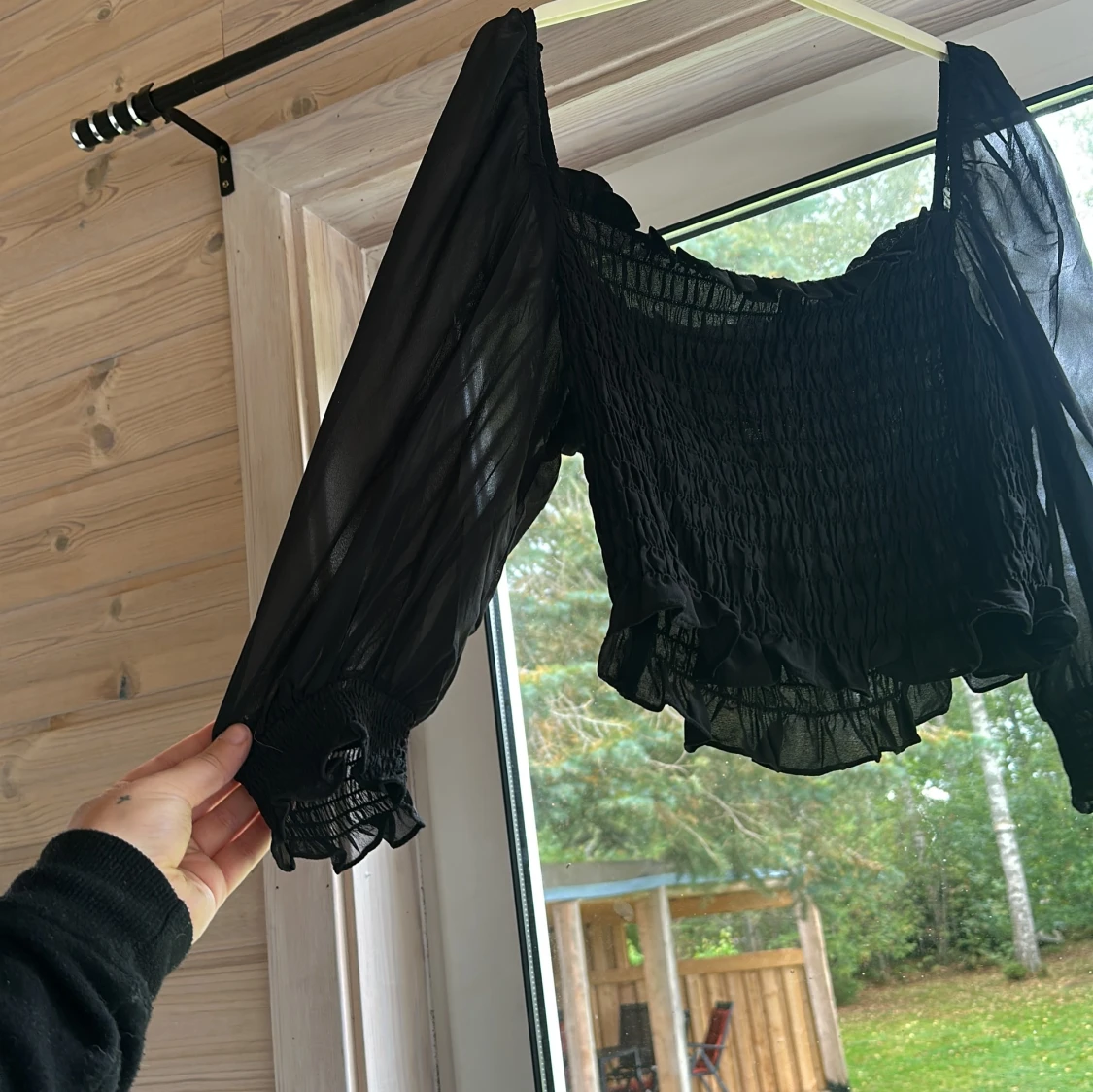 Svart blus med volang från Divided - 1