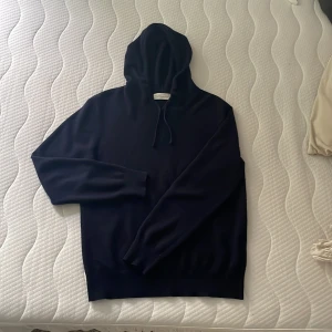 Marinblå hoodie i kashmir  - Marinblå hoodie från Sayless i lyxig kashmir. Tröjan är i gott skick, är bara använd! Tröjan är i storleken xss. Tveka inte på att höra av er vid minsta fundering!