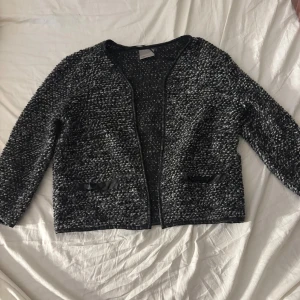 Kofta från vero Moda  - Superfin kofta från veomoda i storlek 34/s🩷