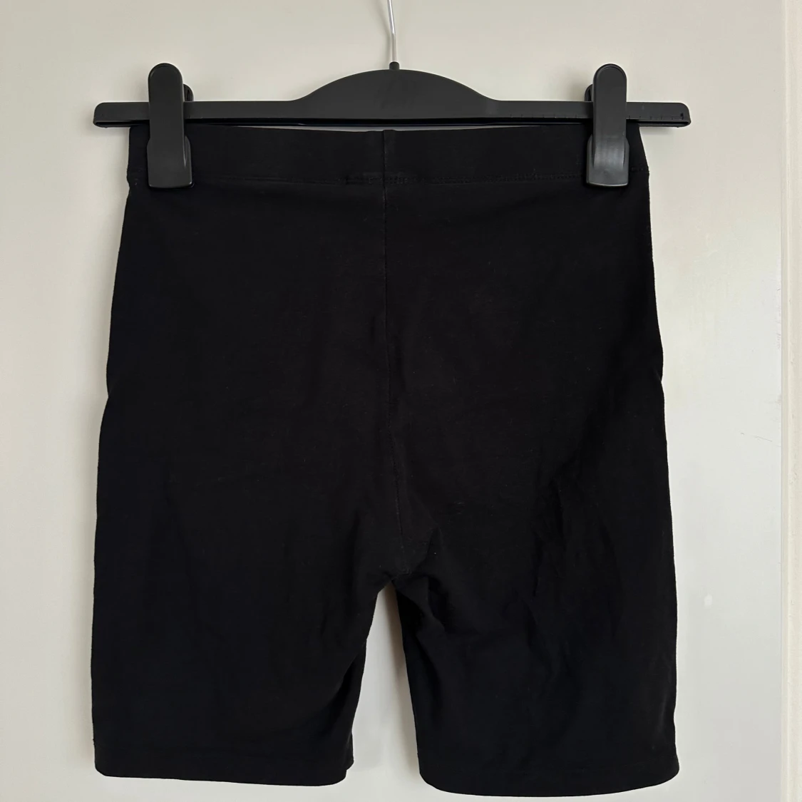 Svarta cykelshorts från Gina Tricot - 1
