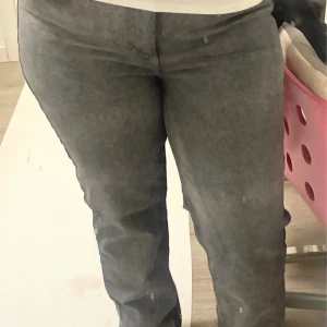 Grå jeansbyxor från NA-KD, stl 42 - Säljer ett par grå jeansbyxor från NA-KD i storlek 42. Byxorna har en klassisk rak passform med normal midja och är tillverkade i ett mjukt bomullsmaterial. Perfekta för dig som gillar en enkel och stilren look. Har endast använt 2 gånger!💓