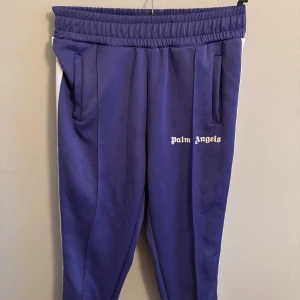 Parajumpers byxor - Säljer mina palm angels byxor som är i helt okej skick, storleken är M och priset kan diskuteras!!!