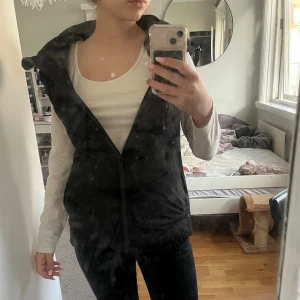 Svart Zara väst - Svart dunväst från Zara i storlek S. Den formar sig väldigt fint efter kroppen. Den är också väldigt skön och varm.