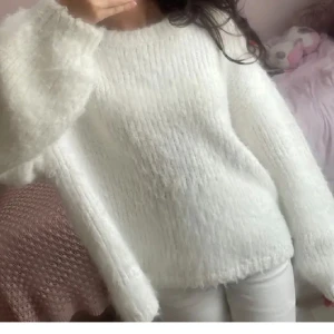 Vit fluffig stickad tröja - Som ny fluffig vit stickad tröja 