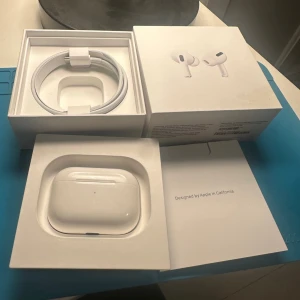  trådlöst laddningsetui apple airpods pro - Säljer Laddningsetuiet till ett par AirPods PRO Generation 1. Det fungerar perfekt och har mycket bra batteri.  Det är givetvis äkta.  Ingår gör originallåda och USB C till Lightning sladd.